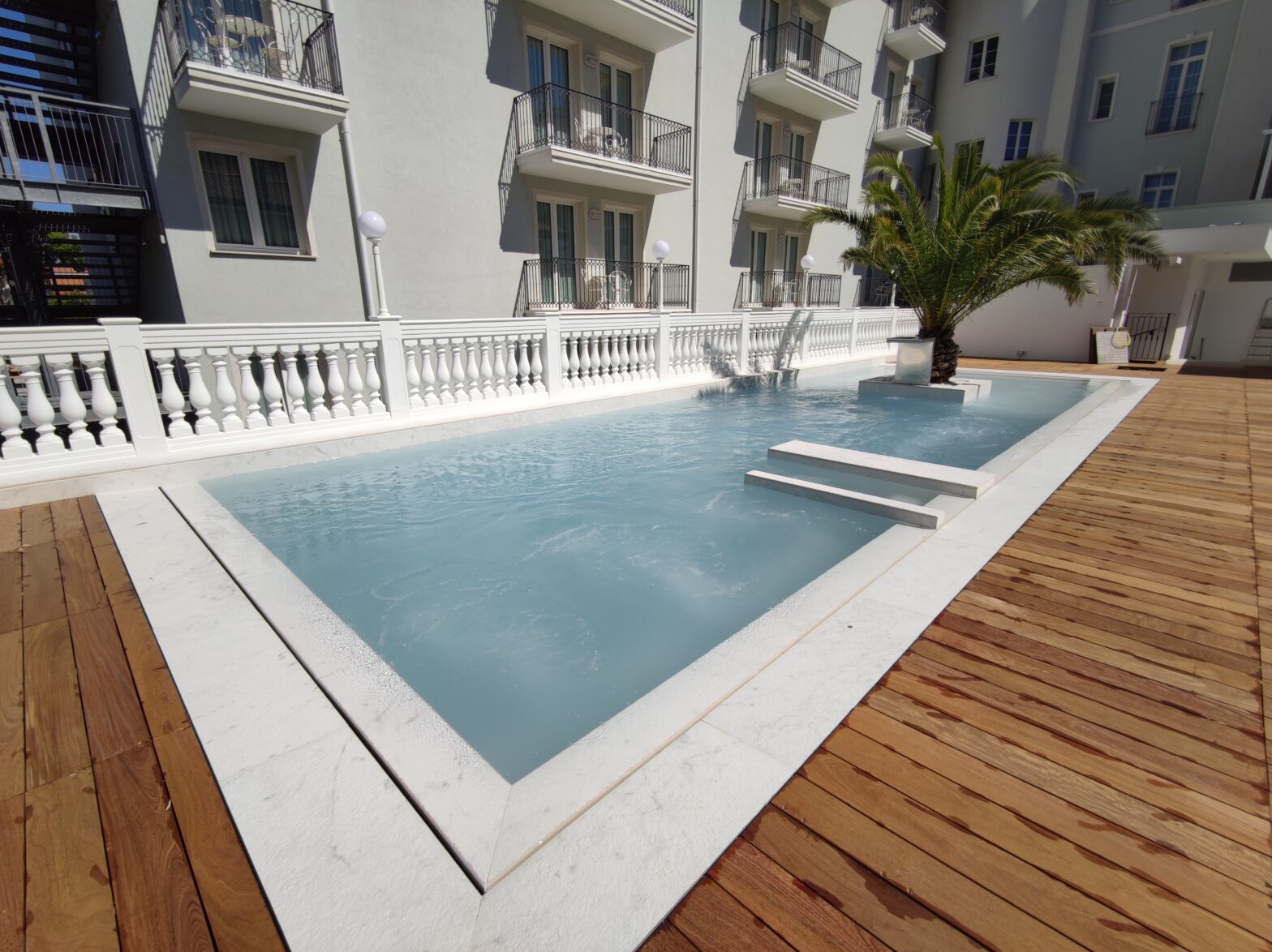 Differenza tra piscina a skimmer e piscina a sfioro?